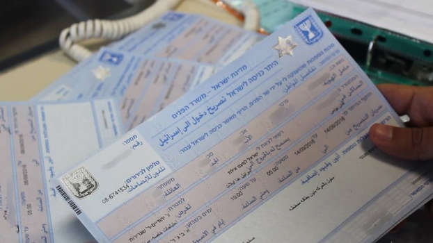 "اسرائيل" تمنح التصاريح مجانا ً وبعض الفلسطينيين يبيعونها