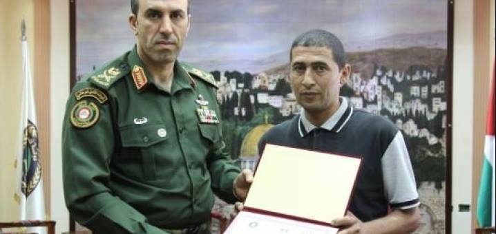 اللواء نضال ابو دخان يكرم وحدة في الأجهزة الأمنية قامت بمنع دوريات الإحتلال من اقتحام جنين