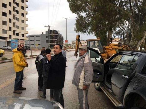 بالصور..رئيس بلدية جنين يقود بنفسة إزالة التعديات المنتشرة في شوارع المدينة