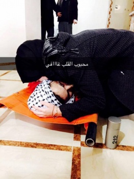 صورة مؤلمة.. لحظة وداع"رشا رماحي" لخطيبها الشهيد ساري أبو غراب