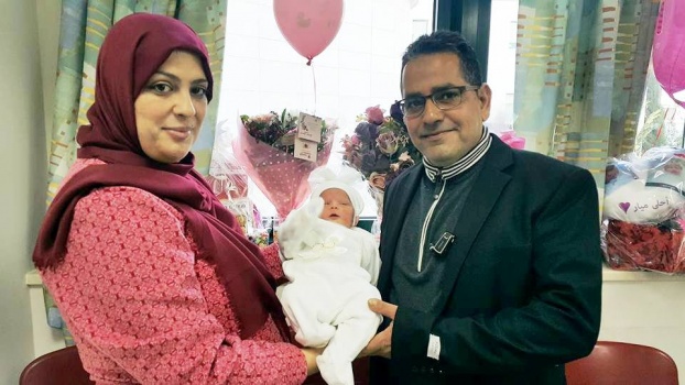 زوجان فلسطينيان يرزقان بمولودتهما البكر بعد انتظار 18 عاما