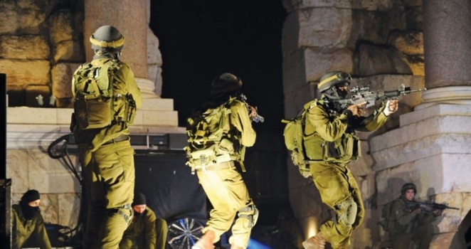 الاحتلال يعتقل شقيقين من بيتونيا ويعتدي على والدتهما