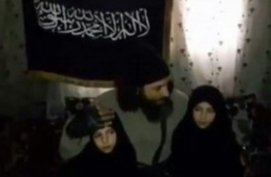 فيديو .. مسلح يجهز طفلتيه لتفجير نفسيهما في مركز للشرطة في دمشق