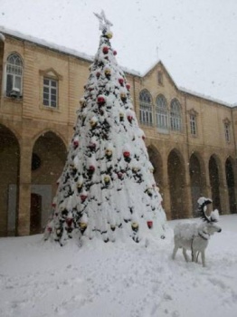 الثلوج تغطي قمم جبال لبنان