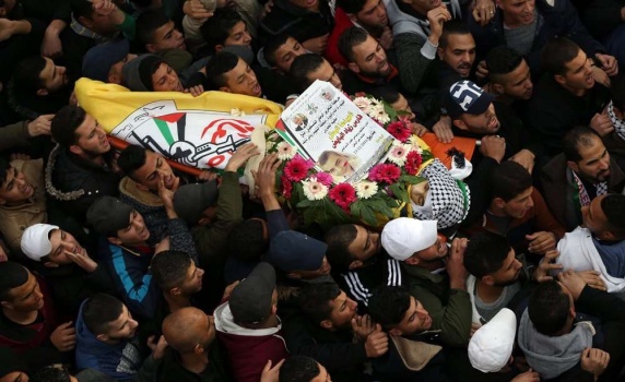 تشييع جثمان الشهيد الطفل فارس البايض في مخيم الجلزون