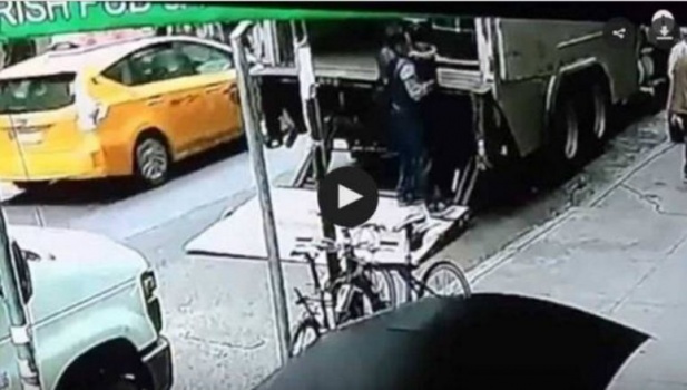 شاهد بالفيديو.. كيف وقع بين يديه كنزٌ من الذهب !