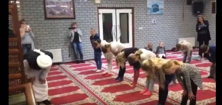 غضب في هولندا بعد فيديو لأطفال يعلمهم شيخ الصلاة