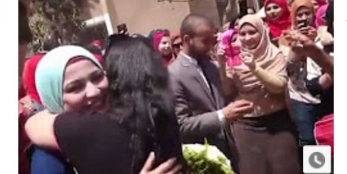 شاهد .. عاشق يطلب يد حبيبته في أحد الجامعات بطريقة رومانسية ولكن النهاية غير سعيدة
