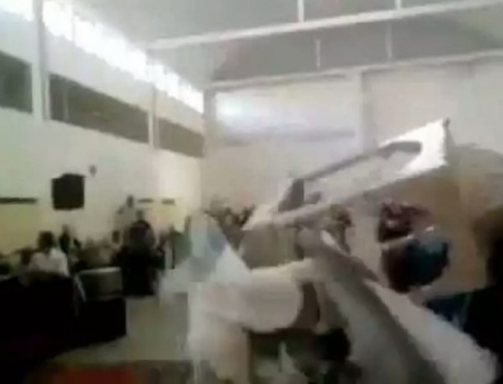 بالفيديو:عروس تتعرّض لحادث محرج جداً... لن تتمنّي أن تواجهي مثله يوماً!!