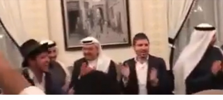 فيديو :شيوخ "سنة وشيعة" في البحرين يشاركون حاخامات اسرائيليين الرقص بالعاصمة المنامة