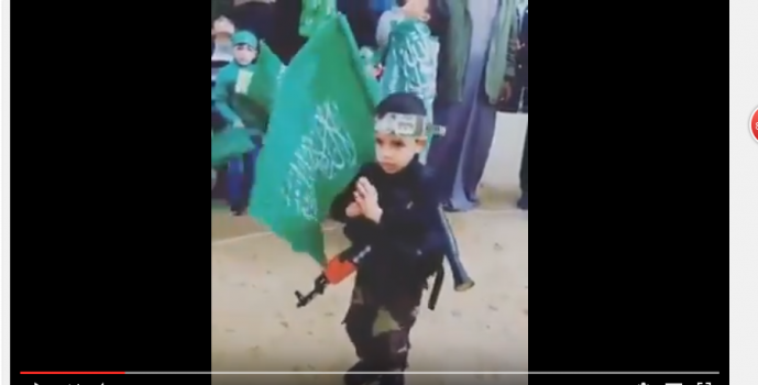 شاهد..طفل يؤدي رقصة "الدحية" الشعبية خلال مهرجان لحركة حماس بذكرى انطلاقتها الـ29 في غزة