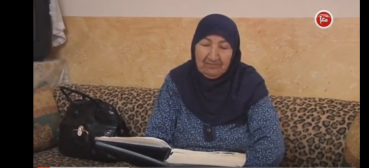 حاجة فلسطينية .. أميّة في السادسة والثمانين من عمرها تحفظ القرآن الكريم كاملا ً