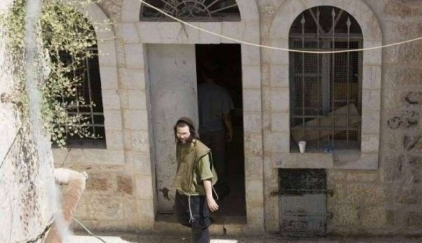 مستوطنون يستولون على بناية سكنية جنوب الأقصى