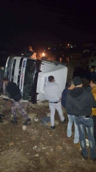 بالصور..إنقلاب شاحنة في بلدة اليامون غرب جنين