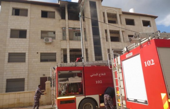 بالصور..الدفاع المدني يخمد حريقاً داخل شقة سكنية على الطابق الرابع بمدينة جنين