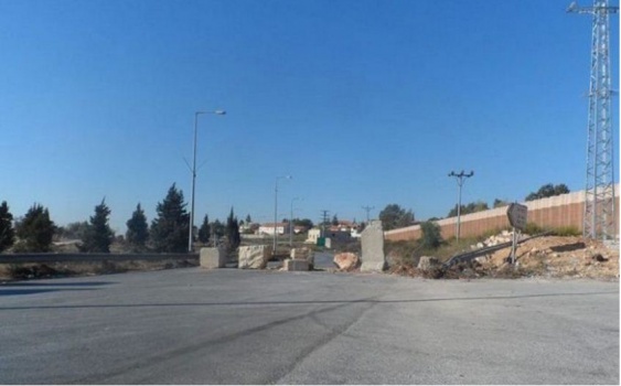 الاحتلال يغلق طريق الجلزون بالمكعبات الاسمنتية