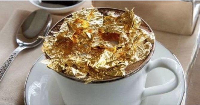 كابتشينو مرصّع برقائق ذهب عيار 23 قيراطاً.. كم يبلغ سعر الفنجان؟!