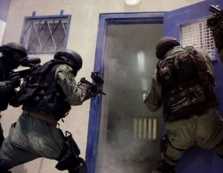 نقل 56 أسيراً من سجن عسقلان بعد اقتحامه