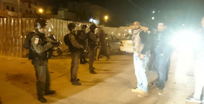 جنين:الإحتلال يصادر تسجيلات كاميرات مراقبة من داخل محلات تجارية ويحتجز شبان ويقتحم مخيم جنين