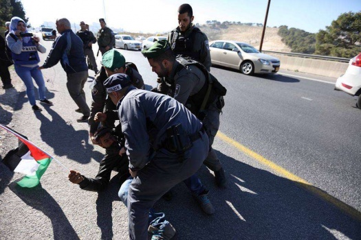 الاحتلال يحاصر قرية باب الشمس ويعتقل 6 من النشطاء بينهم فتاة