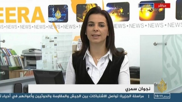 إليكم ما فعله شرطي إسرائيلي مع مراسلة الجزيرة عقب مرورها بمركبتها قرب موقع عملية القدس!