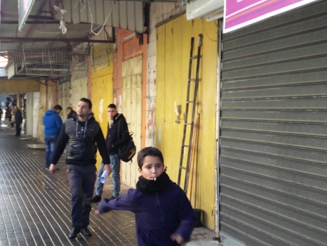 تجار جنين يحتجون على حملة تنظيم الأسواق