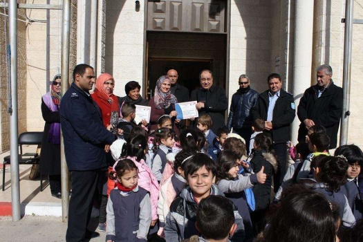 أطفال روضة يسلمون محافظ جنين رسالة شكر تقديرا لجهوده في تنظيم أسواق المدينة