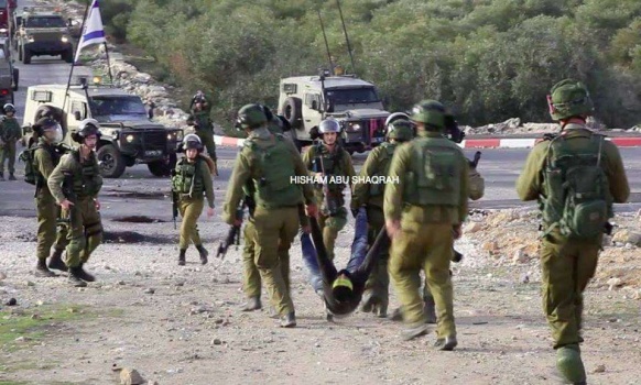 شاهد بالفيديو: لحظة إعدام وسحل الشهيد قصي العمور من قبل جنود الاحتلال في بلدة تقوع-بيت لحم