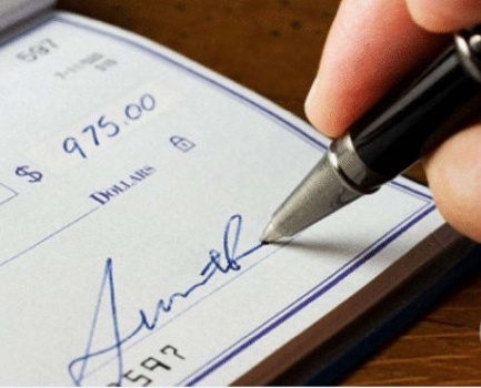 "الشيكات" تخلخل شركات في الخليل