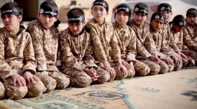 داعش جند عشرات الأطفال في الموصل مستغلاً الفقر والجوع