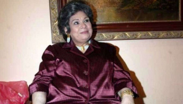 بالصور.. معتز الدمرداش يتخلف عن جثمان والدته بسبب زحام المشيعين