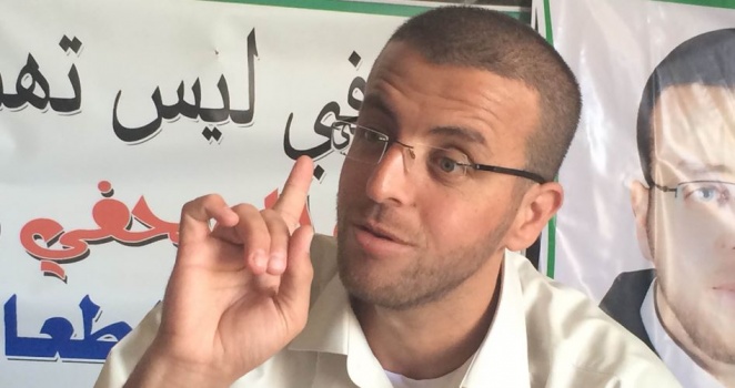الصحفي "القيق" يعلق إضرابه بانتظار جلسة المحاكمة الخميس المقبل