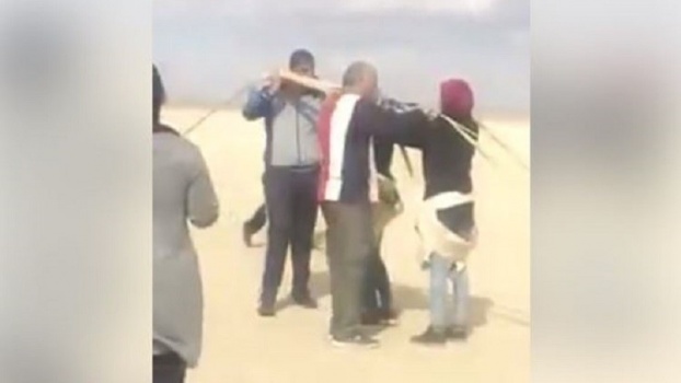 بالفيديو: سقوط مروع لفتاتين من المظلة "البراشوت" في مصر!