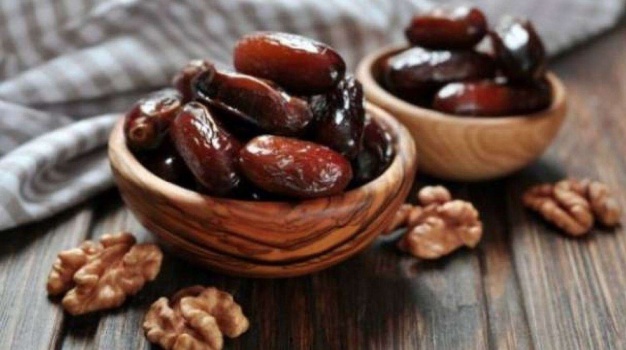 ماذا يحصل بجسمك إن أكلت حبتين من التمر يوميا؟
