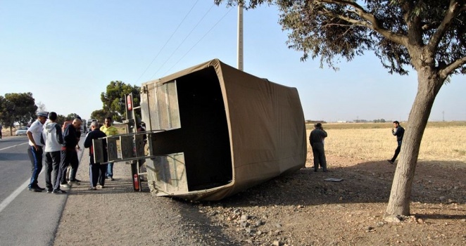 انقلاب شاحنة فلسطينية وإصابة من فيها إثر مطاردة الاحتلال لها