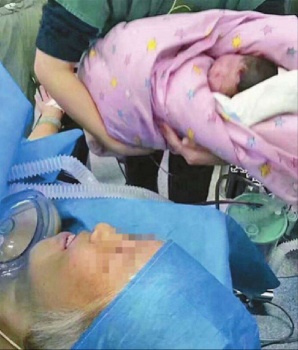 صور.. صينية تنجب طفلاً وهي في الـ64 من العمر