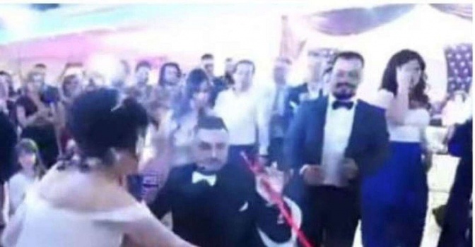 بالفيديو - عريس يجهز "الاركيلة" لعروسته في حفل زفافهما!