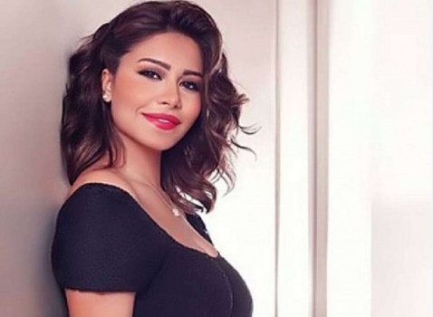 شيرين تثير ضحك الجمهور في الشارقة بتعليق عن الكهرباء