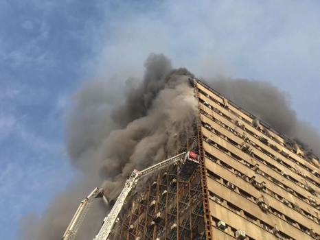 شاهد بالفيديو: انهيار برج من 17 طابقا إثر حريق وسط طهران يخلف عشرات المحاصرين تحت انقاضه