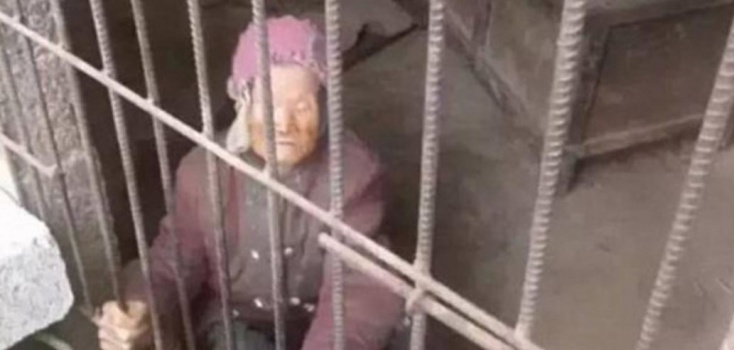 شاهد.. الابن وزوجته يسجنان الجدة "الحماة" في قفص قذر
