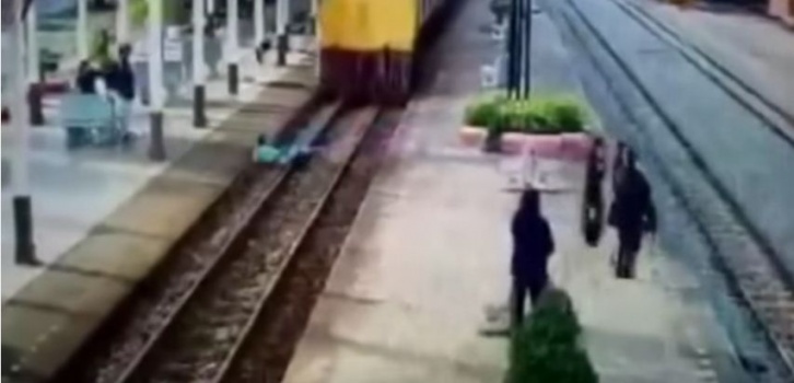 شاهد كيف نجا رجل من الانشطار لنصفين تحت قطار مسرع!