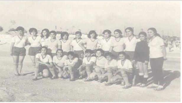 صورة لأقدم فريق نسائي في الشرق الأوسط منذ العام 1950