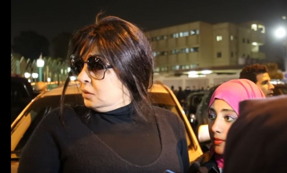 بالفيديو .. فيفي عبده توبخ شاباً تحرش بها في عزاء