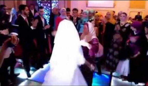 بالفيديو: هذه العروس فعلت شيئاً غريباً يوم زفافها أبكى الجميع!