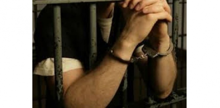 “نزع” بنطال صديقه بمزحة ثقيلة فاشتكى عليه بتهمة “هتك العرض” وحُكم بالسجن 4 سنوات .. تفاصيل