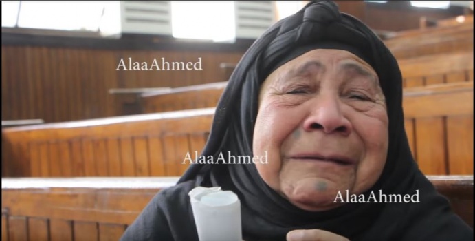 فيديو تقشعر له الابدان .. أم معتقل لقاضي المحكمة: "طلع ابني وأنا أمسحلك البلاط" !