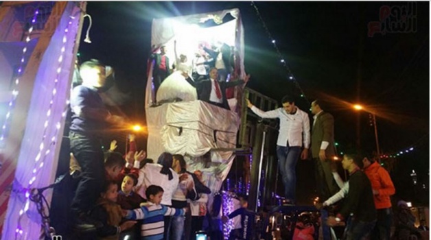 شاهد زفة عروسين فى شاحنة بشبرا الخيمة بمصر