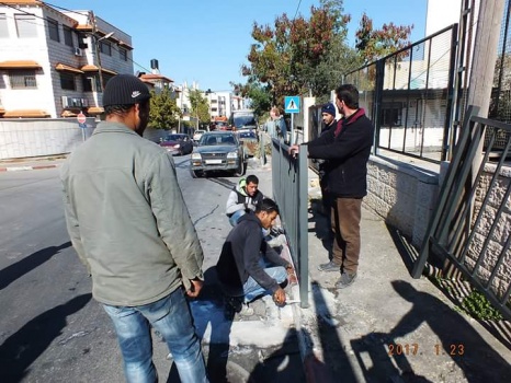 بالصور..تركيب حماية لأرصفة المدراس في جنين