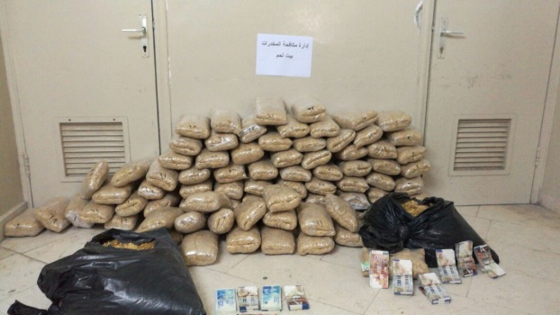 بالصور..شرطة بيت لحم تضبط 100 كيلو تبغ " تمباك "مهرب و120 الف شيكل تستخدم بتجارتها