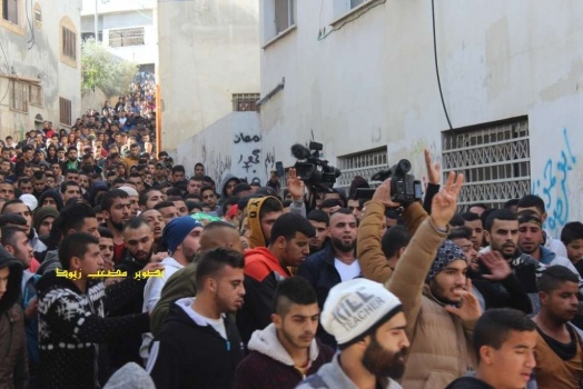 بالصور..جماهير غفيرة تشيع جثمان الشهيد أبو خليفة في مخيم جنين